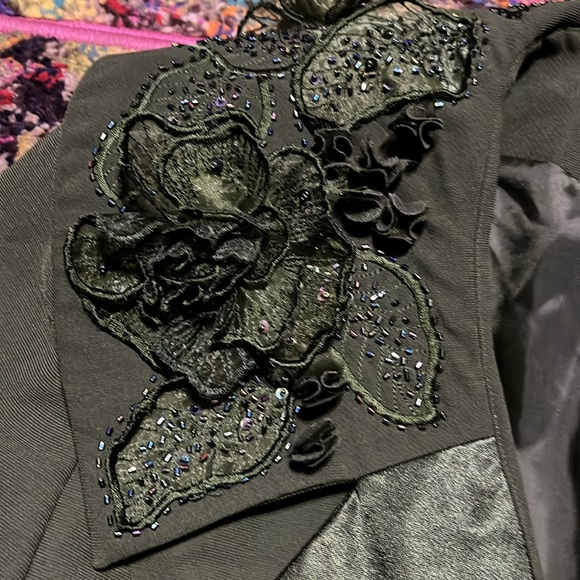 Gorgeous olive green dress coat. - Picture 2 of 10
